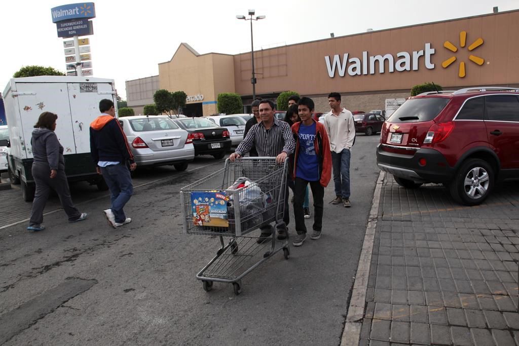 Mexican elderly lose work as grocery baggers, protest ...